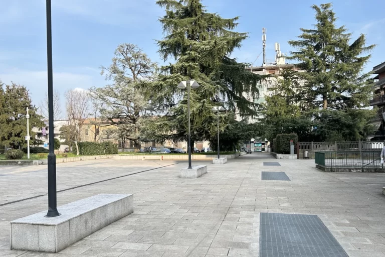 biblioteca e piazza monsignor gandini centro seregno